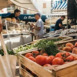 Marchés barcares : cagettes de produits frais et vendeur au marché