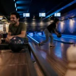 Bowling Perpignan : piste de bowling et amis qui rient dans la salle